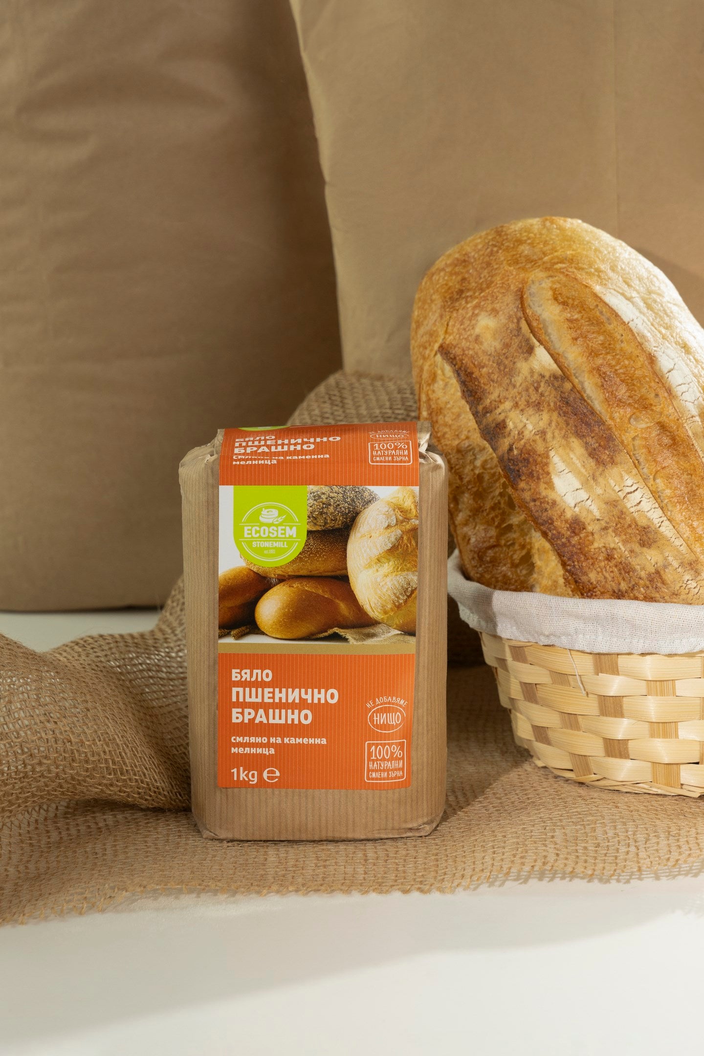 Făină albă naturală de grâu, măcinată la moară cu pietre